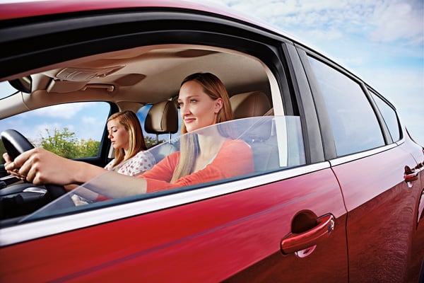 To kvinner i en rød bil